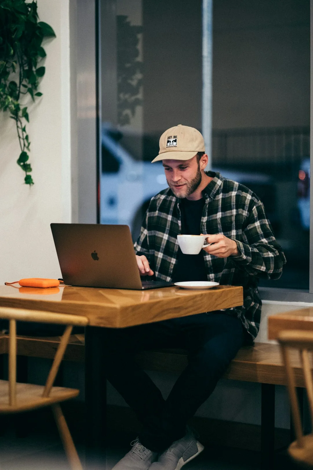 Unternehmer arbeitet an einem Laptop